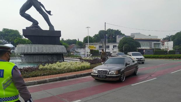 Penjagaan di jalur ganjil genap Jl Sudirman, Jakpus, Sabtu (11/9/2021)