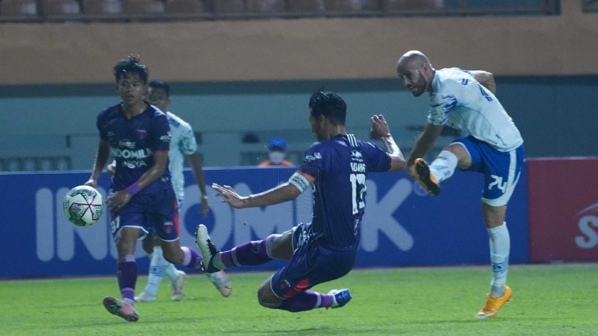 Rashid (kanan) sukses mencetak dua gol untuk Persib di laga ini. Foto: Dok. Persib/Barly Isham