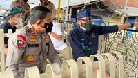 Kapolda Jawa Barat Irjen Pol Ahmad Dofiri (kiri) berbincang dengan Menteri Pariwisata dan Ekonomi Kreatif/Kepala Badan Ekonomi Kreatif Sandiaga Uno saat mengunjungi desa wisata di Desa Alam Endah Rancabali, Kabupaten Bandung, Jawa Barat, Jumat (10/9/2021).