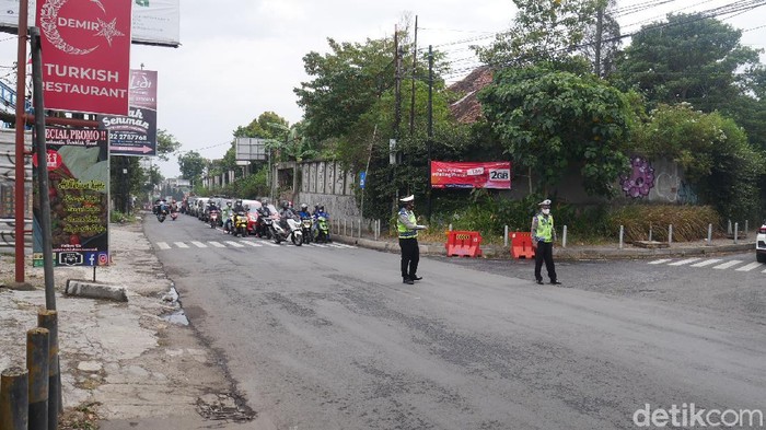 Polisi Atur Lalu Lintas di Kawasan Lembang