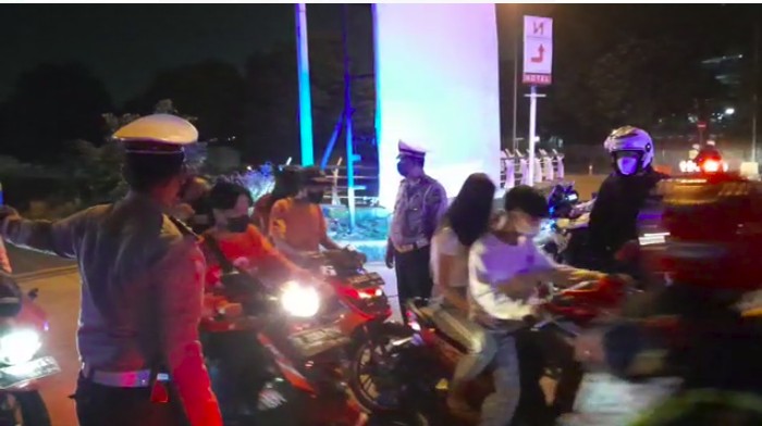 Polisi bubarkan kerumunan ABG nongrong di Kuningan