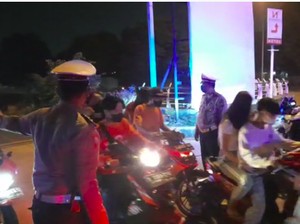 Nongkrong Tengah Malam di Kuningan Jaksel, Puluhan Anak Muda Dibubarkan