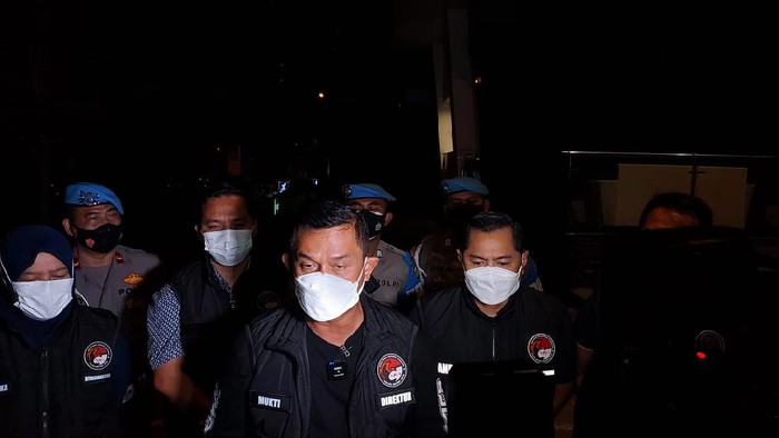 Polisi menggrebek dua tempat karaoke yang buka saat PPKM. Dua tempat karaoke itu lalu disegel.