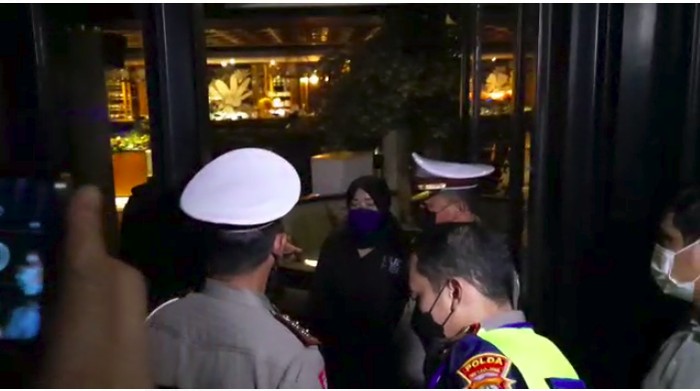 Polisi tegur restoran di kawasan SCBD yang baru tutup pada pukul 23.00 WIB, Jumat (10/9/2021).