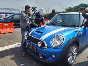 Kena! 2 Mobil Pakai Nomor Palsu Saat Ganjil Genap di Puncak Bogor