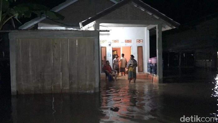 Rumah warga Polman kebanjiran (Abdy Febriady/detikcom)