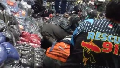 Penampakan Ratusan Lusin Pakaian Lokasi 1 Keluarga Tewas Tertimbun