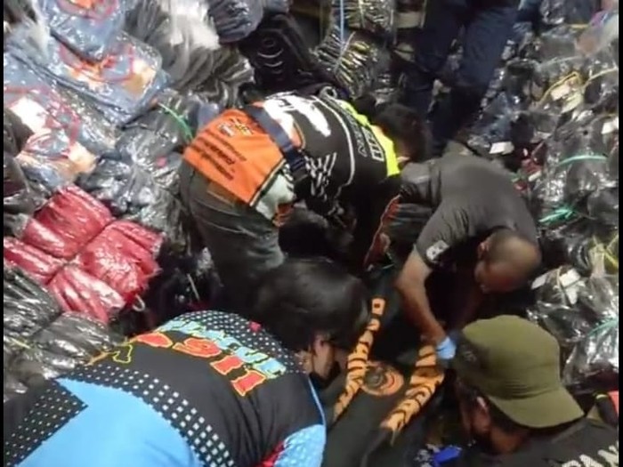 Satu keluarga penjaga gudang tewas tertimbun ratusan lusin pakaian Satu keluarga penjaga gudang tewas tertimbun ratusan lusin pakaian
