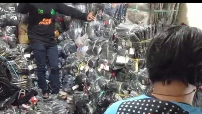 Satu keluarga penjaga gudang tewas tertimbun ratusan lusin pakaian Satu keluarga penjaga gudang tewas tertimbun ratusan lusin pakaian