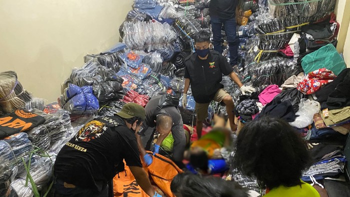 Satu keluarga penjaga gudang tewas tertimbun ratusan lusin pakaian Satu keluarga penjaga gudang tewas tertimbun ratusan lusin pakaian