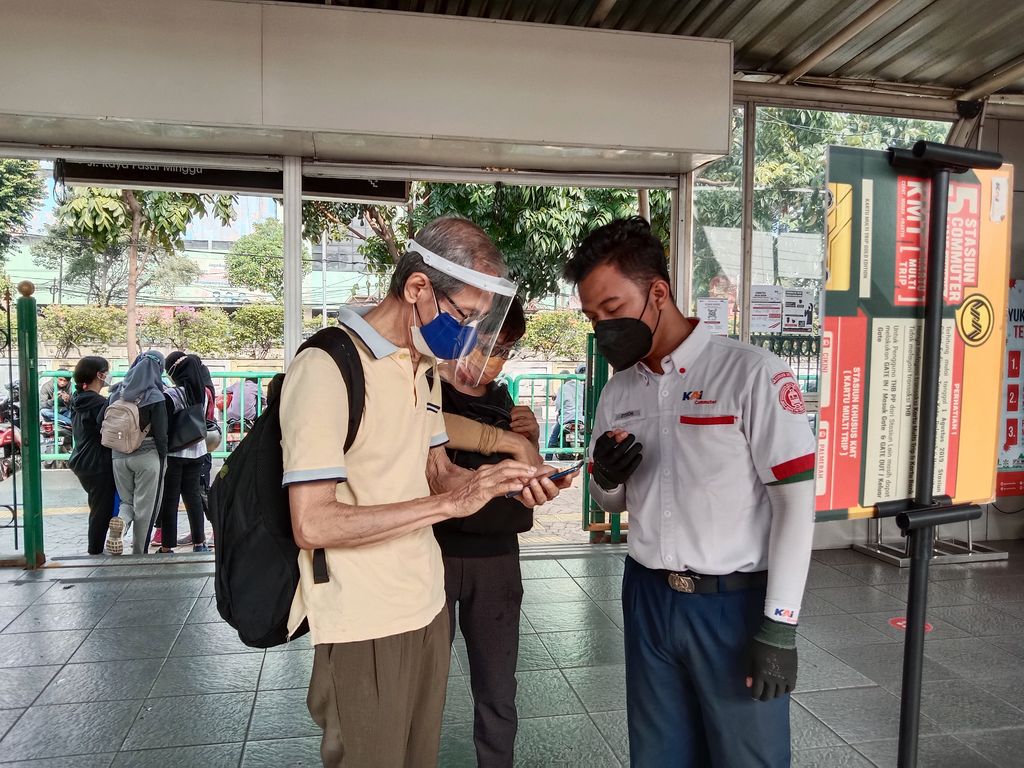 Suasana pengecekan sertifikat vaksin Corona di Stasiun Pasar Minggu (Annisa-detikcom)