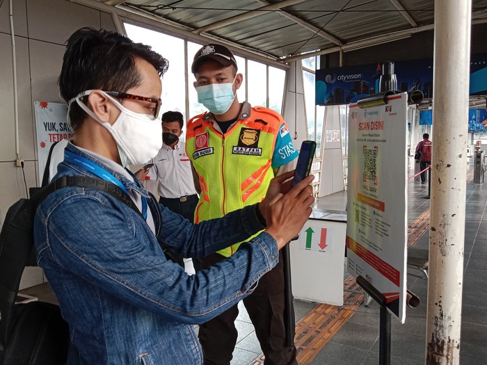 Warga Senang Naik Krl Pakai Sertifikat Vaksin Covid Lebih Mudah Dari Strp