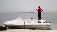 Di area pantai Ancol telah disiapkan sekat bagi pengunjung dan petugas yang selalu patroli memperingatkan protokol kesehatan.
