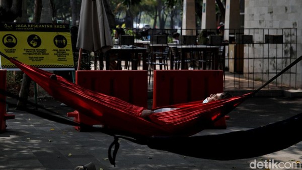 Gubernur DKI Jakarta Anies Baswedan sudah menerbitkan Keputusan Gubernur Nomor 1072 tahun 2021 tentang PPKM Level 3 yang di dalamnya mengatur uji coba pembukaan tempat wisata tertentu. Gubernur DKI Jakarta Anies Baswedan sudah menerbitkan Keputusan Gubernur Nomor 1072 tahun 2021 tentang PPKM Level 3 yang di dalamnya mengatur uji coba pembukaan tempat wisata tertentu.