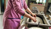 Proses pembuatan tape krispi tersebut, tape yang sudah matang dikeringkan dengan suhu tertentu menggunakan vacuum frying selama beberapa jam. Lalu diberi variasi rasa sesuai selera. Foto: detikcom/Chuk Shatu W.