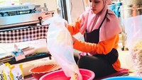 Bahkan sebuah maskapai penerbangan nasional juga memberi kesempatan pada UMKM ini untuk memasarkan produknya di pesawat terbang maupun lounge-nya. Berupa sales on board (SOB), bersama sejumlah produk-produk lainnya. Foto: detikcom/Chuk Shatu W.
