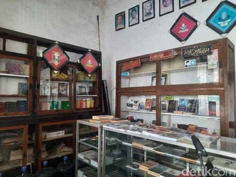 Peneleh, Surabaya seperti membawa pengunjung ke zaman sebelum kemerdekaan. Sebab, banyak bangunan lawas yang masih kokoh tak termakan usia.