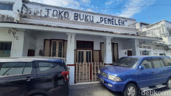 Toko Buku Peneleh Tetap Buka Meski Hampir Tak Ada Pembeli