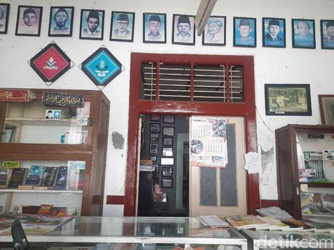 Peneleh, Surabaya seperti membawa pengunjung ke zaman sebelum kemerdekaan. Sebab, banyak bangunan lawas yang masih kokoh tak termakan usia.