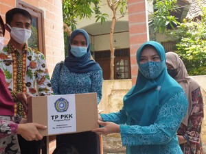 TP PKK Pusat Salurkan 10 Ribu Paket Sembako-Sosialisasikan Prokes 5M