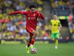 Trent-Alexander Arnold, bek sayap kanan Liverpool ini terus jadi mesin assist tiap musim. Trent kini sudah mengemas enam assist plus satu gol di Liga Inggris (Getty Images/Shaun Botterill)