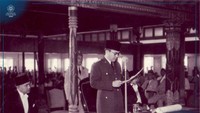 Upacara penganugerahan gelar Doktor HC kepada Presiden Republik Indonesia Ir. Sukarno berlangsung di Sitihinggil tanggal 19 September 1951. Sitihinggil terletak dekat Pagelaran di Alun-alun Utara sebagai tempat Sultan saat memimpin upacara kerajaan. Sitihinggil berasal dari bahasa Jawa “siti” yang artinya tanah atau area, serta “hinggil” yang artinya tinggi. (Foto: dok. Humas UGM)