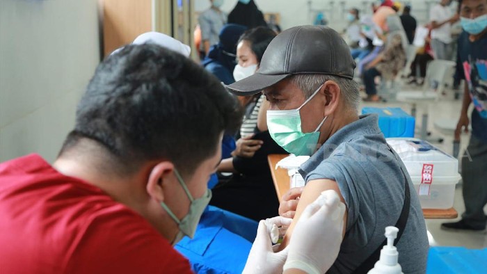 Vaksinasi COVID-19 massal yang digelar Trans 7.