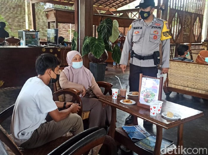 Satgas COVID-19 Banyuwangi terus mengajak masyarakat untuk vaksinasi COVID-19. Mereka menggelar vaksinasi dengan suguhan kopi dan kue Kucur gratis sambil melihat pemandangan sawah.