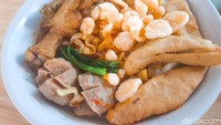 Kalau mau yang varian kuah, bisa memesan Indomie Seblak Jeletot dengan tambahan topping ceker, bakso, telur rebus, dan otak-otak goreng. Foto: dok. detikFood