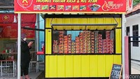 Warung Dari Kecil yang berlokasi di Depok, Jawa Barat menawarkan sensasi makan Indomie yang unik. Foto: dok. detikFood