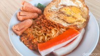 Kami memesan Indomie Kriuk 8x dengan topping telur ceplok, sosis, dan crabstick. Foto: dok. detikFood