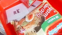 Kamu akan diberikan nampan, lalu ambil Indomie favorit. Jangan lupa ambil topping yang kamu inginkan dan minuman sachet-nya. Foto: dok. detikFood