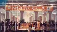Suasana wisuda di halaman Gedung Pusat UGM pada November 1987 (Foto: dok. Humas UGM)