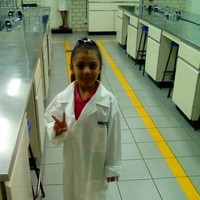 Sayangnya karena terlalu pintar, Adhara sempat mendapatkan perlakuan kurang menyenangkan dari teman-temannya. Di sekolah, ia dilihat sebagai anak yang aneh dan dijauhi. Foto: Instagram @adhara_perez11