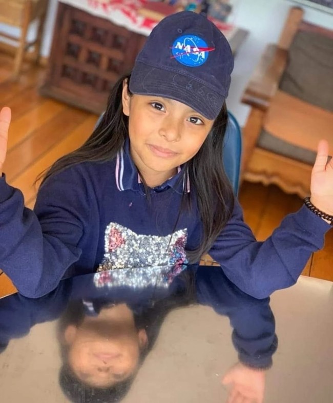 Adalah gadis kecil bernama Adhara Pérez Sánchez yang bahkan sudah masuk kuliah di jurusan teknik. Di usia yang masih belia, ia bercita-cita untuk menjelajahi Mars. Foto: Instagram @adhara_perez11