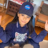 Adalah gadis kecil bernama Adhara Pérez Sánchez yang bahkan sudah masuk kuliah di jurusan teknik. Di usia yang masih belia, ia bercita-cita untuk menjelajahi Mars. Foto: Instagram @adhara_perez11