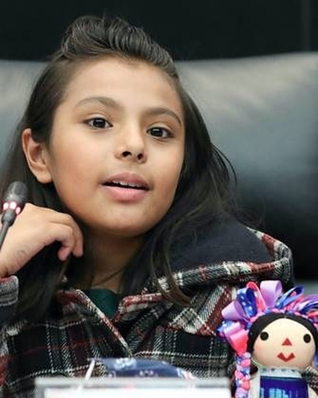 Banyak anak seusia Adhara yang mulai mengenali sistem tata surya. Namun Adhara sudah bercita-cita dan mempelajari bagaimana caranya untuk bisa mengeksplornya. Gadis cilik tersebut bahkan punya rencana untuk menjadi astronot hingga menjajah planet Mars. Foto: Instagram @adhara_perez11