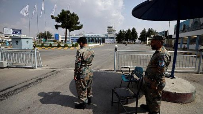 Afghan Border National Police personnel stand guard outside the airport in Kabul on September 12, 2021. (Photo by Karim SAHIB / AFP)