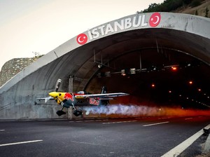 Lihat Aksi Berbahaya Pilot Italia Terbangkan Pesawat Lewati Terowongan