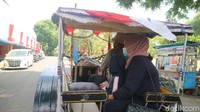 Pendapatan kusir andong sekarang tak tentu. Paling bagus Rp 100-150 ribu sehari jika sedang beruntung. Pernah juga sehari tak ada penumpang sama sekali. Mereka pun berharap virus Corona segera hilang sehingga kondisi kembali normal lagi. (Dian Utoro Aji/detikTravel)