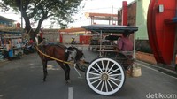 Moda transportasi Andong hingga kini masih ditemui di kawasan GOR Bung Karno, Kudus. Mereka melayani wisatawan yang hendak berjalan-jalan keliling kota Kudus. Profesi kusir andong tak luput dari hantaman pandemi Corona. (Dian Utoro Aji/detikTravel)
