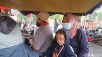Pendapatan mereka pun berkurang drastis. Pendapatan yang didapatkan sehari pun tidak pasti. Meski penumpang berkurang karena pandemi, kusir andong memilih tetap bertahan untuk mencari nafkah bagi keluarga di rumah. (Dian Utoro Aji/detikTravel)