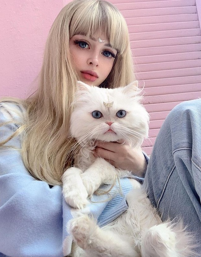 Banyak penggemarnya yang bersimpati atas sisi gelap hidupnya, namun Angelica mengaku tetap bangga dengan dirinya. Foto: dok. Instagram/@russian_barbie