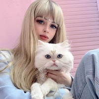 Banyak penggemarnya yang bersimpati atas sisi gelap hidupnya, namun Angelica mengaku tetap bangga dengan dirinya. Foto: dok. Instagram/@russian_barbie