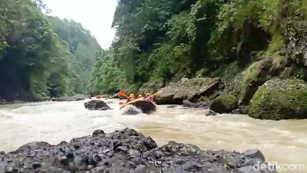 Derasnya aliran sungai, bebatuan, dan luncuran air yang membuat dada berdegub kencang, menjadi tantangan tersendiri saat menyusuri aliran sungai tersebut. (Muhammad Riyas/detikcom) Derasnya aliran sungai, bebatuan, dan luncuran air yang membuat dada berdegub kencang, menjadi tantangan tersendiri saat menyusuri aliran sungai tersebut. (Muhammad Riyas/detikcom)