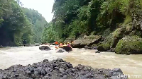 Derasnya aliran sungai, bebatuan, dan luncuran air yang membuat dada berdegub kencang, menjadi tantangan tersendiri saat menyusuri aliran sungai tersebut. (Muhammad Riyas/detikcom)