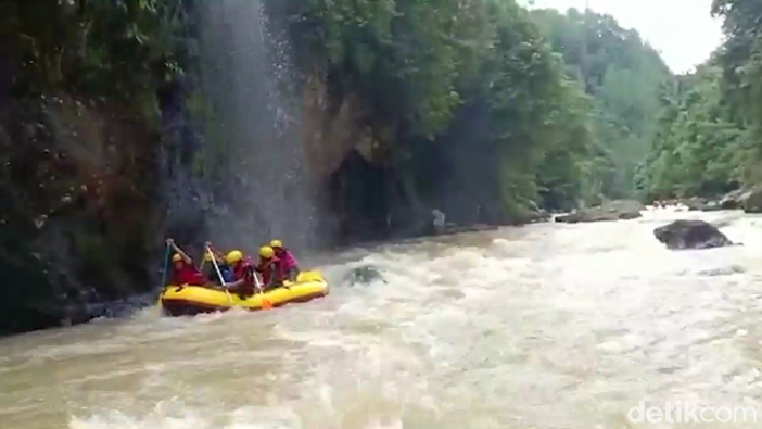 Arung jeram di Sungai Maiting