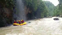 Traveler bisa menikmati indahnya pemandangan yang asri sepanjang bantaran sungai. (Muhammad Riyas/detikcom)