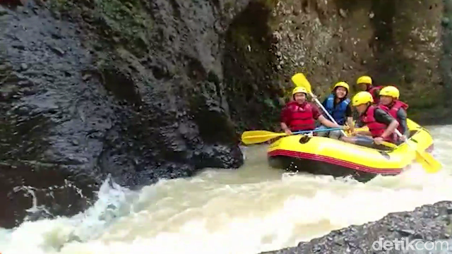 Arung jeram di Sungai Mai'ting