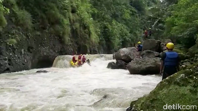 Arung jeram di Sungai Mai'ting